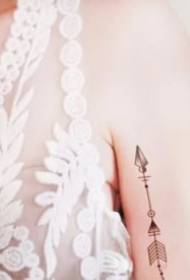 Una serie di immagini di tatuaggi di 9 piccole frecce fresche