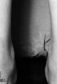 Motivo tatuaggio diamante totem gamba