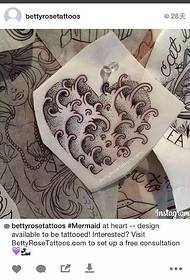 Manuscrit patró de tatuatge d’ones en forma de cor