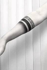 Enkel armbandstatuering - En enkel svartvridad tatueringsmönsteruppskattning