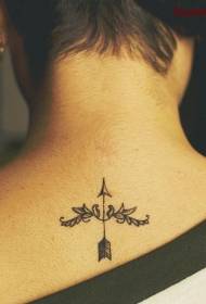 Petit tatouage arc et flèche au dos