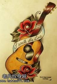 Ракопис на насликана шема за тетоважа на гитара