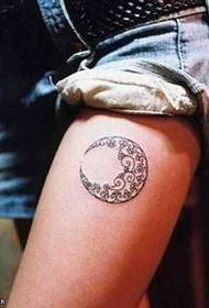 Wzór tatuażu księżyc nogi