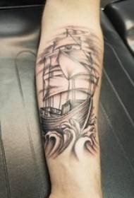 Braccia dei ragazzi sull'immagine squisita nera del tatuaggio della barca a vela creativa di Grey Sketch Sting Tips