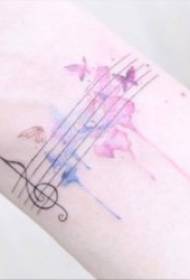 Note Tattoos 9 notas com uma nota musical entre a pele