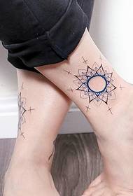 En uppsättning av snygga tatueringar med lite färsk totem