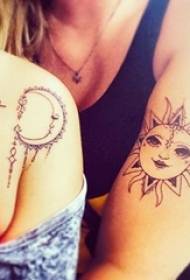 L'amicizia assiste ai disegni del tatuaggio