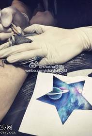 Цветен звезден петолъчен звезден татуировка на ръкопис на татуировка