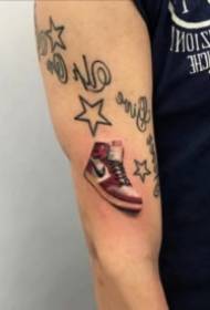 Zeer sportief tattoo-patroon van sportschoenen