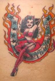 Femaleенски вампир што седи на потковица со шема на тетоважа во боја на пламен