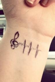 Polso femminile sull'immagine nera del tatuaggio della nota musicale di arte creativa di schizzo