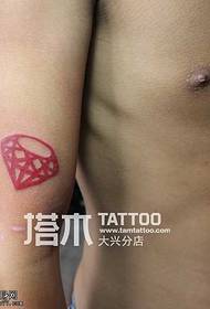 Aarm roude Diamant Totem Tattoo Muster