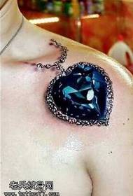 Patrón de tatuaje de diamante azul de hombro