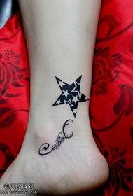 Čudovit vzorec tetovaže totem pentagram na nogah
