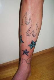 ふくらはぎの炎のラインと色の五point星のタトゥーのパターン