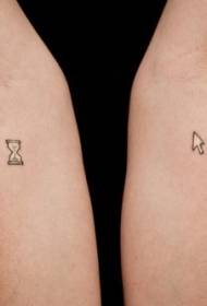 Ingalo elula ye-hourglass nesithombe se-tattoo sesikhombisi