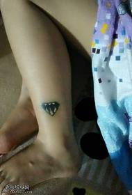 Tatuaggio alla caviglia con piccolo diamante