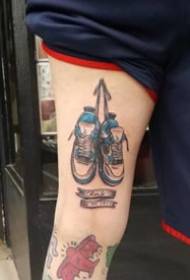 Sportliefhebber se persoonlikheid sneakers tatoeëringpatroon