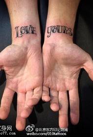 Ame sua tatuagem em seu pulso