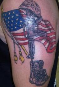 Skouderkleurige fallen soldaten en tattoo fan 'e Amerikaanske flagge