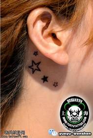 Маленькая татуировка звезды за ухом