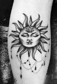 Una onda di tatuaggi creativi di u sole è di a luna cumposti da u sole è da a luna