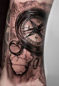 Mga Lalaki Arms sa Black Grey Sketch Sting Tips Malikhaing Map Compass Tattoo Larawan