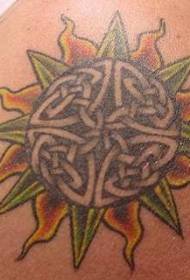 Намунаи Tattoot of комбинатсияи гиреҳи Celtic