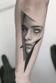 Foto di tatuaggio realistico ritratto in geometria