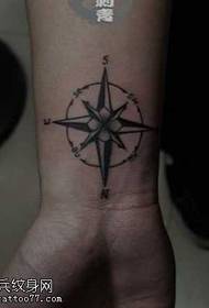 Arm kompas totem tattoo patroon