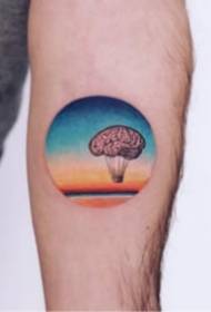 Fotografi e vogël e tatuazhit të rrumbullakët me ngjyrë të vogël në krah