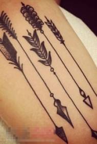 Dívka rameno na černé čáře skica kreativní šipka tetování obrázek