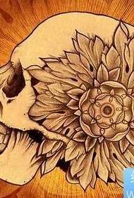 Modello di tatuaggio fiore europeo e americano taro