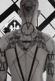 Modello di tatuaggio geometrico personalizzato composto da 18 linee