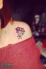 Frumos mic model de tatuaj cu diamante proaspete