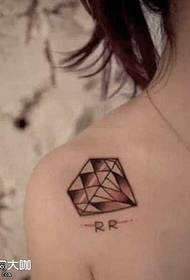 Motivo tatuaggio diamante spalla
