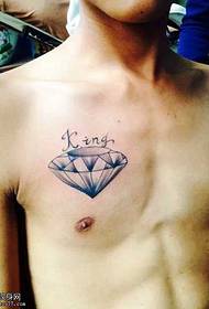 Motivo tatuaggio diamante sul petto