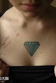 Motivo tatuaggio diamante sul petto