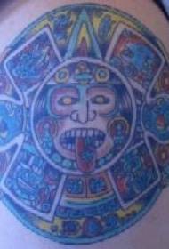 Model de tatuaj din piatră de soare aztecă pictat