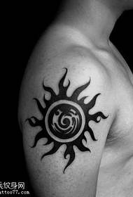 Model tatuazhi i totemit të diellit