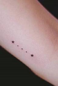 un gruppo di piccoli tatuaggi di totem piccoli freschi e naturali