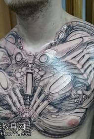 3D-luuranko tatuointikuvio rinnassa