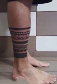 9 braços totem pretos e tatuagens no anel da perna