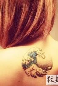 Красива снимка на вълна татуировка