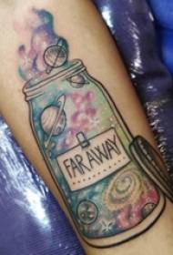 Schoolboy arm geverf waterverf skets kreatiewe sterre element bottel tattoo foto