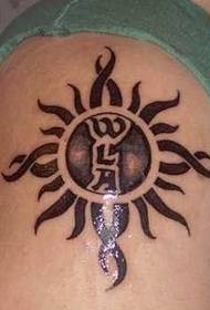 Wzór tatuażu ramię słońce totem