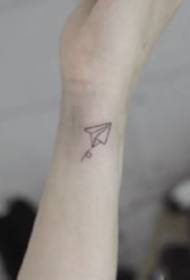 Një grup i paqartë i veprave tatuazh aeroplanësh ultra-mini të vegjël