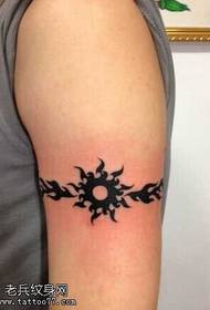 Modello di tatuaggio totem braccio sole