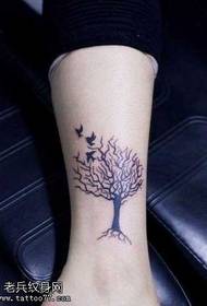 Pequeno patrón de tatuaxe de árbore de paz fresco