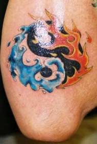 Voda a oheň prvok jin a jang klebety tetovanie vzor